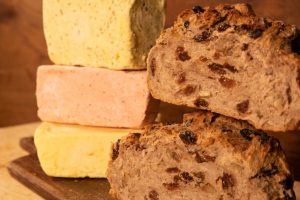 Pan de pasas y nueces con mantequillas