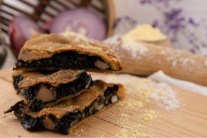 Empanada gallega de chocos en su tinta